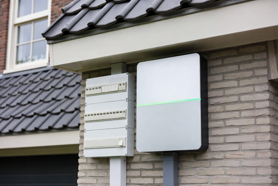 Alterion thuisbatterij gemonteerd aan de buitenmuur van een woning